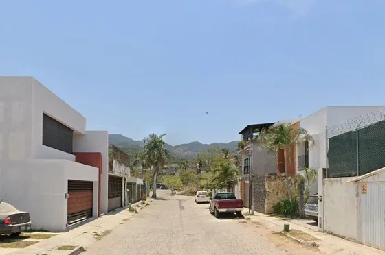 Bonita Y Amplia Casa En Remate En Los Delfines, Puerto Vallarta!