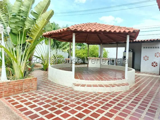 En Venta, Amplia Casa En Urb. Monte Bello. Maracaibo. Mls: 27-489. R.f