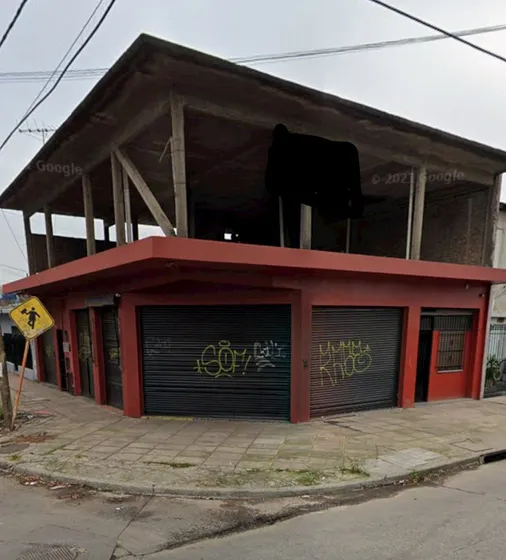 Propiedad Ideal Inversionista. Departamento Y Locales. Exelente Para Construir Mas Departamentos Y/o Casa.