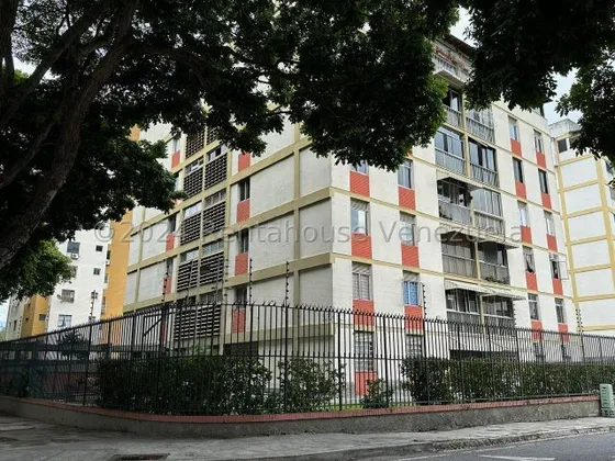 En Venta Espacioso Apartamento En La Trinidad. Mls #24-27595. K.o.