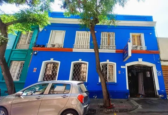 Casa De Fachada Continua Y Casa Comercial
