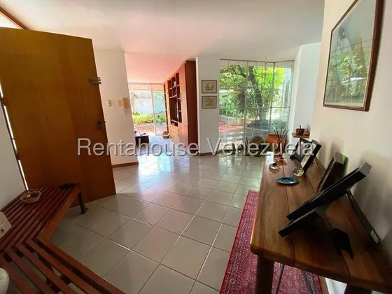 Iluminada, Tranquila Y Ventilada Casa Con Excelente Anexo Y Jardin En Venta En Cumbres De Curumo  Yf