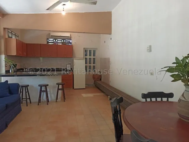En Calle Cerrada Casa Con Hermosos Arboles Frutales En Turmero Db 23-22146