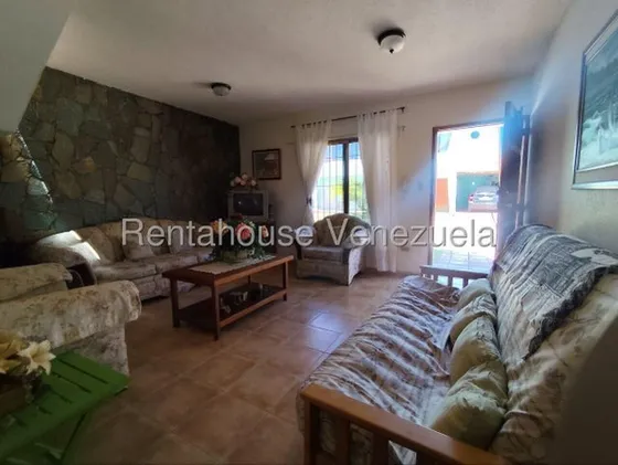 Ajr Townhouse En Venta En Guacuco 25-18385 Yg