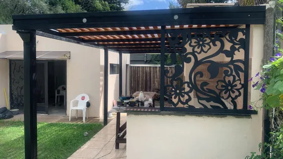 Casa Con Pileta Y Quincho Amplio Terreno. Dueño Directo.