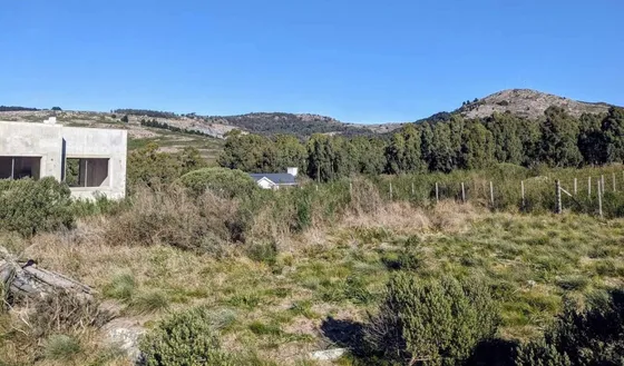 Oportunidad En Tandil, Venta De Excelente Terreno! Con Una Vista Única A Las Sierras, Arbolado, En El Barrio Golf - Los Cardos, Sobre Asfalto, Escrituración Inmediatal
