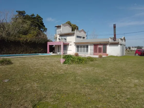 Casa Quinta En Dos Plantas Con Pileta Climatizada Y Riego Por Aspersión