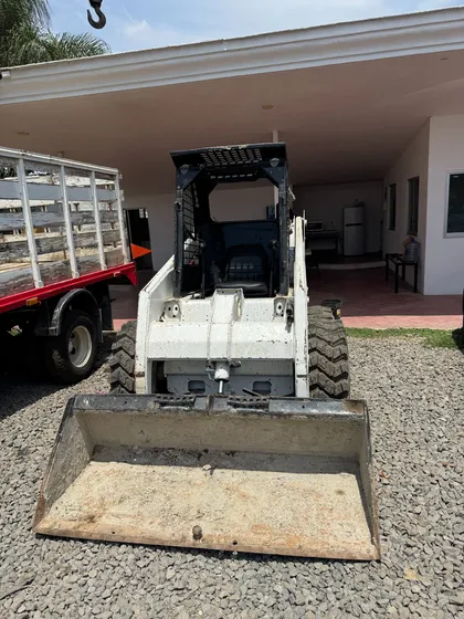Minicargador Bobcat 853