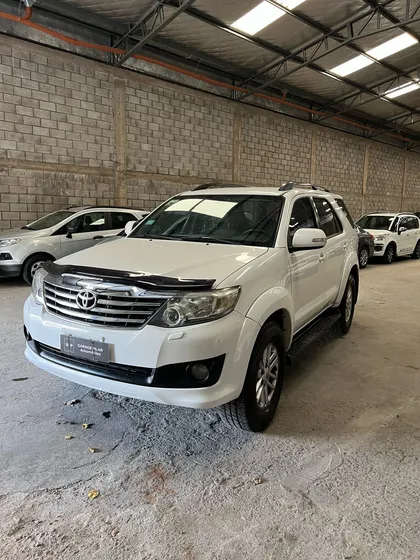 Toyota Hilux Sw4 2.7 Srv Cuero Vvti 4x2 4at 7 Asientos