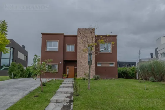 Casa En  Alquiler En El Barrio Vistas Puertos Escobar