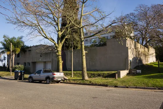 Venta Casa 10 Amb Sobre La Rambla De Colonia, Uruguay.