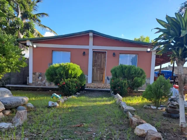 2 Casas En Una, Terreno Jardín Cerca De Playas En Margarita