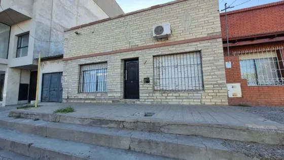 Venta De Casa En Centro De Neuquén - 4 Dormitorios