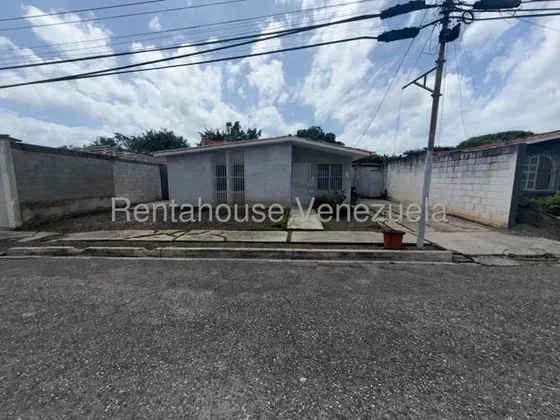 Casa En Venta En Cabudare Zona De Chuchu Briceno Codigo 2 6 2 2 4 2 3 Mildred Extraordinaria Oportunidad De Comprar Y Remodelar Casa A Tu Gusto Amplia Y Comoda Con Terreno Adicional Para Ser Apro