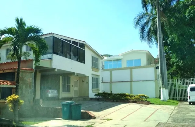Casa En Venta Ubicada En Urbanizacion La Viña.  Ubicada En Calle Privada. Minerva K