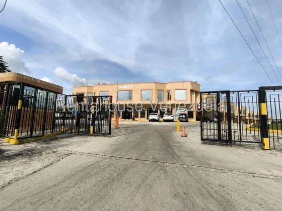 Ab  Local Comercial Disponible Para Venta Y Alquiler En Estratégico Centro Comercial Industrial. Cuenta Con Dos Aires Acondicionados Split Para Un Ambiente