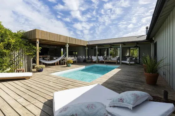 Casa En Venta De 3 Dormitorios + Dependencia En Club Del Mar, José Ignacio