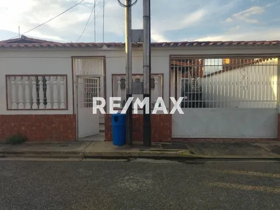 En Venta Casa Urb. Isaac Olivera