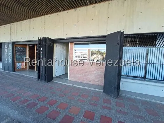 Local Comercial En Alquiler En Barquisimeto Calle 50 Cuenta Con Baño Oficina/deposito Agua Constante Zona Comercial! Cod 25 10321 Comunícate Soy Gabi Irastorza                                         