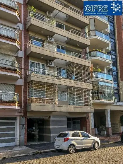 Departamento Semi Piso de 3 Ambientes al Frente con Balcón y Cocina Separada con Comedor Diario