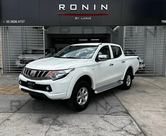 Mitsubishi L200 2.4 Cabina Doble 4x2 Mt