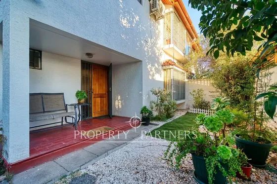 Venta Casa Familiar Con Quincho En Calle Tranquila...