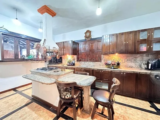 Daniela Linarez Vende Casas De 430m2 En Exclusiva Zona Del Este De Barquisimeto Posee Tanque Subterraneo Amplios Espacios Modernos Y Elegantes