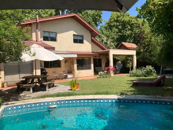 Sin Comisión: Casa En La Reina, Con Amplio Y Bello Jardín!!