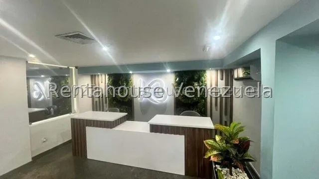 Exclusiva Y Moderna Casa A Pie De Calle  En Alquiler En Chuao. 25-5484