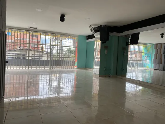 Vendo Local Muy Cerca A La Estación De Santa Lucia, Alta Mixtura, Para Inversión