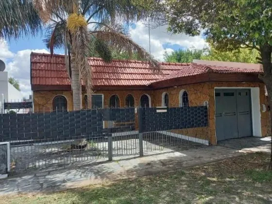 Casa En Venta-terreno 10 X 30 Metros -200 Metros Cubiertos -  4 Dormitorios 2 Baños - Los Hornos