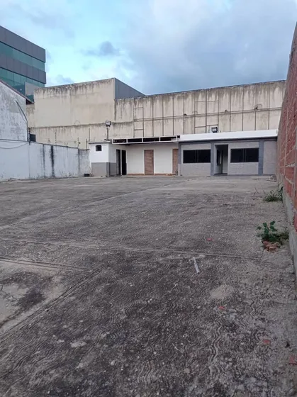Terreno Comercial Con Oficinas En Mañongo. 378 Mts2. Hg