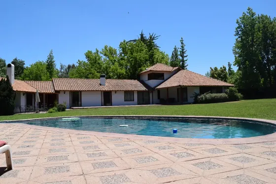 Parcela: Dos Casas, Quincho Y Piscina, En Condominio Central