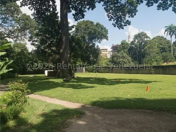 Se Vende Inmenso Terreno En Zona Residencial En Country Club
