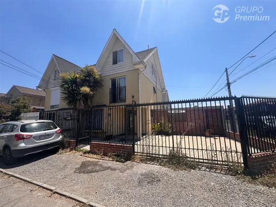 Casa En Venta De 4 Dorm., 4 Baños, 4 Est. En Maipú