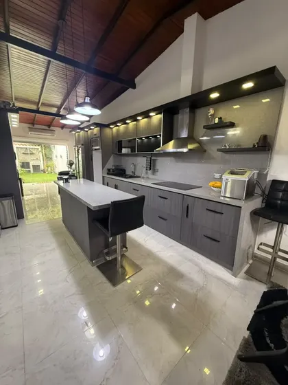 Casa En Venta Totalmente Remodelada Y Moderna En Valle De Oro San Diego Estado Carabobo (am)