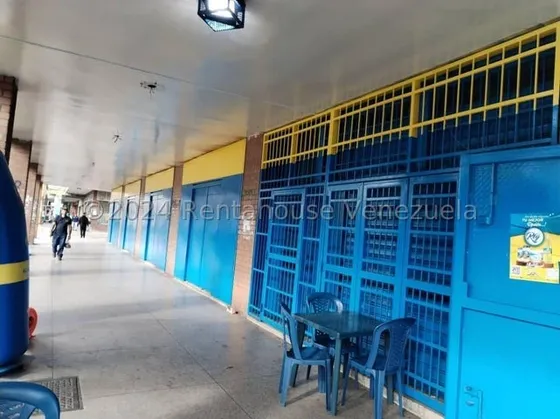 Jv En Venta Centro Comercial Con Locales Y Otros Ofrece Una Oportunidad Inigualable Para Inversores Que Buscan Un Inmueble Con Múltiples Fuentes De Ingresos Av Las Ferias 