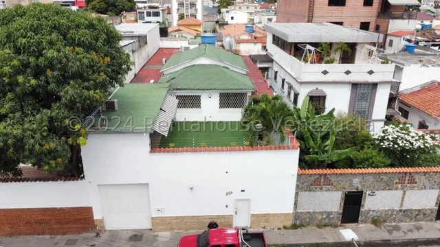 Casa Remodelada En Venta En El Paraiso,  Calle Publica