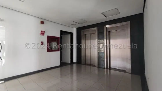 Oficina En Alquiler En Barquisimeto Torre Esser Posee 97m2 Acabados De Primera Planta Eléctrica Seguridad 24/7 Cod 25 15130 Comunícate Soy Gabi Irastorza                                               