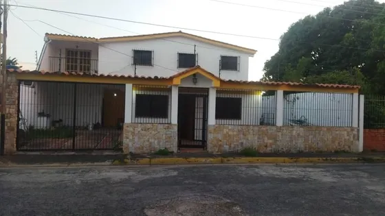 Casa En Venta Maracay Urb Los Overos La Encrucijada Res Agua Miel