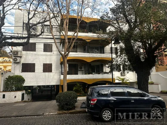 Cómoda Cochera En Venta En San Isidro.