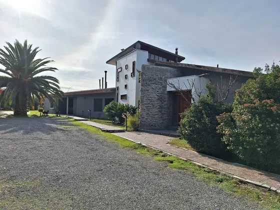 Amplia Casa En Condominio Con Buena Conectividad