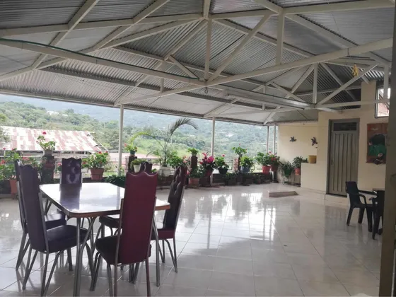 Casa Ubicada Zona Comercial, 3 Pisos, 2 Aptos, 3 Locales