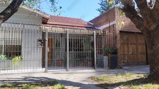 Casa Chalet En Venta, Villa Sarmiento, Morón, Con Parrilla Y Pileta, 7 Ambientes
