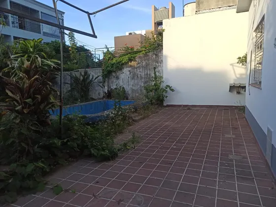 Casa En Venta - Lote Propio - 3 Amb Con Cochera , Fondo Libre Y Pileta