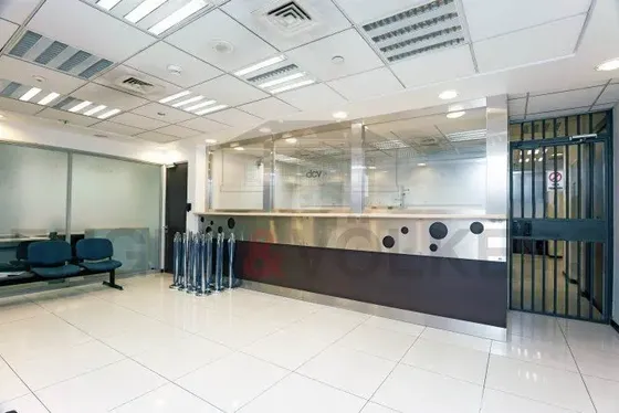Amplísima Oficina Bóveda En Venta En Santiago