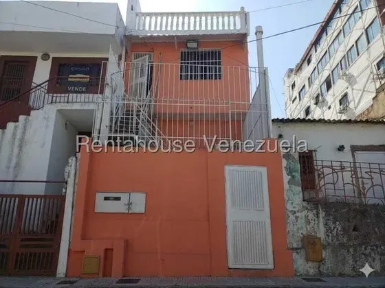 Estupenda Casa Comercial Y Residencial En Venta En Los Flores De Catia. Ubicada En Una Zona De Altísimo Dinamismo Mls #26-20859