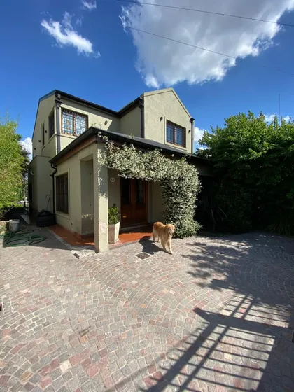 Chalet Con Piscina. Detalles De Categoría