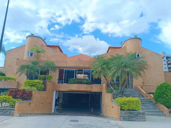 Town House En Alquiler Ubicado En Terrazas Del Country, Guataparo. Inmobiliaria Maggi 2005