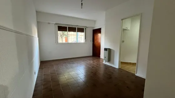 Departamento En Alquiler, 2 Ambientes, Con Patio En Pb En Olivos
